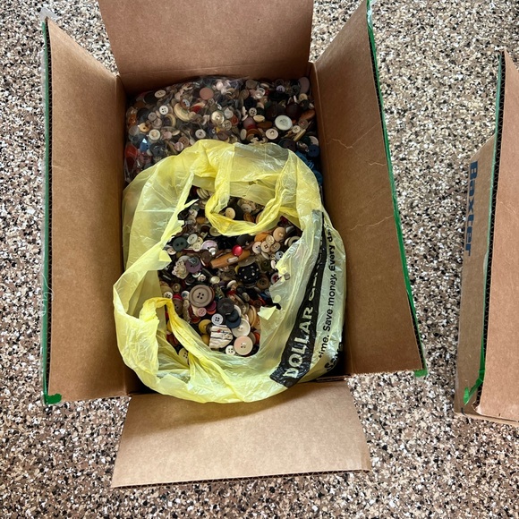 Buttons assorted - Picture 3 of 3